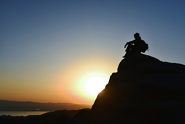 포토 JPG 해외이미지 응시 휴식 산 건강 사람 앉기 사람없음 태양 평화 일출 하이킹 자유 관찰 뜨거움 긍정 감시 단절 산악가 수평선 해외202004 해외포토 자연요소 시선 컨셉 모션 레저 노을 파일형식 이미지허브
