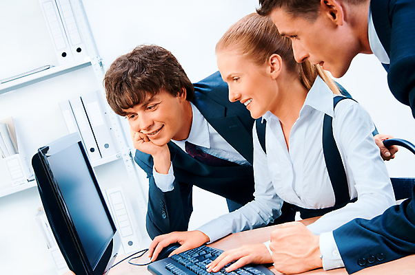 포토 JPG 해외이미지 백인 응시 행복 비즈니스 사업가 통신 탁자 성공 설계 직장 3 대화 사람 앉기 정장 성인 세명 컴퓨터 사무실 유행 환경 모니터 흰색 업무 발표 그룹 책상 동료 컨설턴트 폴더 보여주기 소통 카피스페이스 해외202004 해외포토 서양인 직업 시선 옷 감정 컬러 가구 컨셉 회사 관계 모션 말하기 전자제품 공백 작업 전문직 상담 파일 파일형식 이미지허브