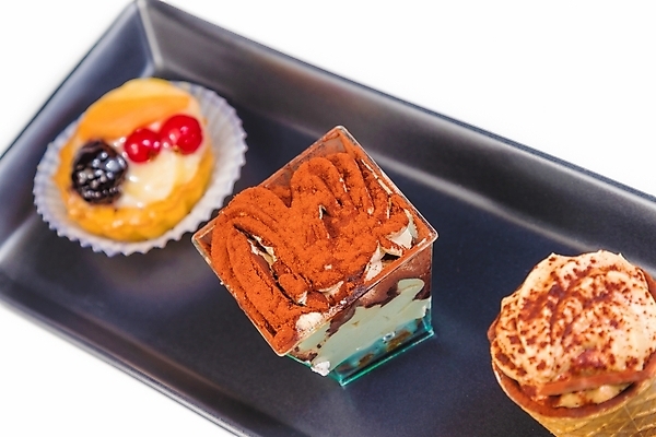 포토 JPG 해외이미지 접시 디자인 열매 커피 음료 음식 조각 백그라운드 다이어트 딸기 휴가 디저트 건강 사탕 선물 미술 사람없음 장식 컵 빨간색 갈색 노란색 파티 쿠키 과자 케이크 초콜릿 검은색 축제 희망 빵집 흰색 신선 생일 체리 달콤 아침식사 설탕 컵케이크 굽기 먹기 민트 크림 페스츄리 해로움 핸드메이드 티라미수 해외202004 해외포토 식물 식기 기념일 감정 빵 컬러 컨셉 과일 모션 문화예술 이벤트 상점 식사 맛 구이 허브 파일형식 이미지허브