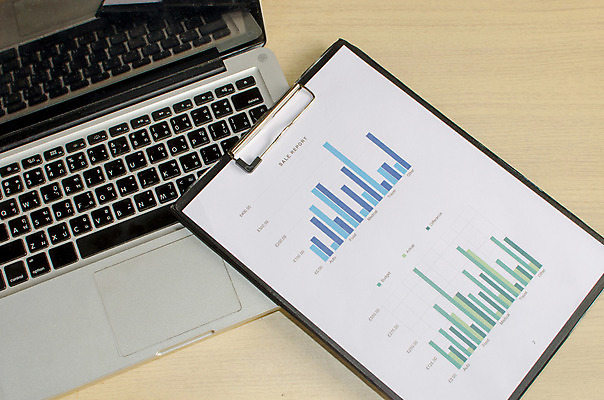 포토 JPG 해외이미지 종이 백그라운드 비즈니스 그래프 사람없음 금융 노트북 사무실 자료 계획 주식 분석 보고서 문서 투자 해외202004 해외포토 컨셉 경제 전자제품 파일형식 이미지허브