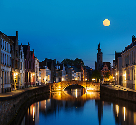 포토 JPG 해외이미지 유럽 여행 건축양식 하늘 조명 주택 풍경 사람없음 건물 물 강 도시풍경 반사 교회 탑 침묵 황혼 일몰 새벽 달 도시 중세 역사 재산 야간 저녁 배열 달빛 운하 벨기에 일렬 스카이라인 빛망울 고딕 옛날 줄서기 해외202004 해외포토 자연요소 건축물 건축 나라 종교건축 모션 금융 빛 노을 소리 서유럽 파일형식 이미지허브