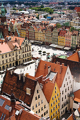 포토 JPG 해외이미지 나무 응시 유럽 건축양식 지붕 거리 주택 사람없음 건물 도시 폴란드 브로츠와프 많음 해외202004 해외포토 식물 건축물 시선 건축 나라 컨셉 파일형식 이미지허브