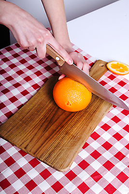 포토 JPG 해외이미지 식물 여자 음식 조각 백그라운드 다이어트 채소 오렌지 재료 탁자 귤 주택 건강 관리 요리 사람없음 빨간색 초록색 사각형 주방 정원 수확 식탁보 신선 잡기 칼 맛 자르기 오브젝트 준비 유기농 날것 향 내추럴 채식주의자 해외202004 해외포토 도형 웰빙 컬러 가구 컨셉 농업 과일 모션 사람 건물 채식 파일형식 이미지허브