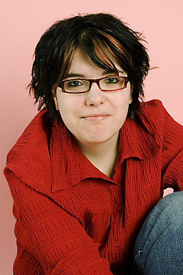 포토 JPG 해외이미지 여자 한명 사람 빨간색 청바지 해외202004 해외포토 1 컬러 바지 파일형식 이미지허브