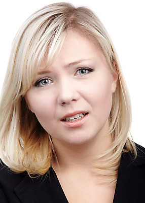 포토 JPG 해외이미지 백인 모델 1 응시 드레스 여자 행복 한명 사람 금발 유행 검은색 흰색 닫기 걱정 의심 고립 해외202004 해외포토 서양인 헤어스타일 시선 옷 감정 컬러 모션 파일형식 이미지허브