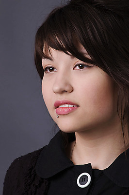 포토 JPG 해외이미지 1 응시 여자 얼굴 한명 사람 20대 성인 10대 갈색 유행 검은색 표현 우아함 피부 입술 다민족 사춘기 해외202004 해외포토 시선 컬러 컨셉 청소년 청년 신체부위 파일형식 이미지허브