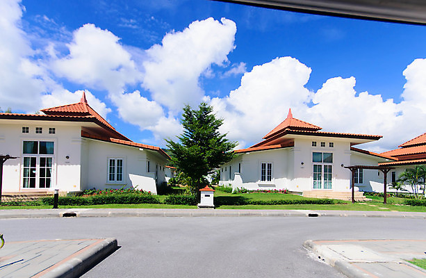 포토 JPG 해외이미지 외관 건축양식 가족 태국 부동산 주택 풍경 잔디 사람없음 건물 맑음 꿈 바위 재산 고급 저녁 큼 싱글 투자 조경 리빙 이웃 교외 진짜 차고 해외202004 해외포토 식물 건축물 건축 아시아 컨셉 비즈니스 관계 날씨 금융 돌_바위 야간 크기 파일형식 이미지허브