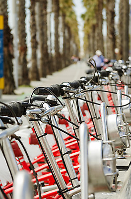 포토 JPG 해외이미지 유럽 선 스포츠 여행 교통시설 거리 건강 사람없음 빨간색 자전거 도시 바퀴 스페인 주차 순환 바르셀로나 일반 대여 생태학 줄서기 페달 많음 해외202004 해외포토 교육 나라 컬러 교통 컨셉 모션 바이크 시설 파일형식 이미지허브