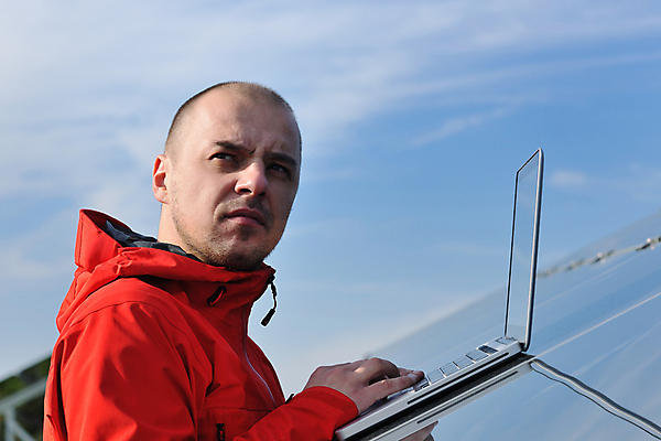 포토 JPG 해외이미지 주간 구름 남자 하늘 한명 상반신 성인 야외 옆모습 노트북 타이핑 태양에너지 집열판 성인남자한명만 해외202004 해외포토 자연요소 1 뷰포인트 사람 전자제품 그린에너지 남자한명만 성인남자만 파일형식 이미지허브