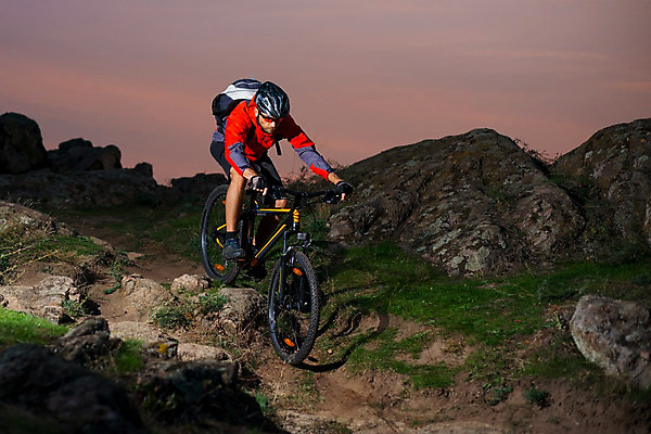 포토 JPG 해외이미지 라이프스타일 남자 산 한명 풍경 경사 성인 야외 태양 자전거 일몰 승차 헬멧 언덕 라이더 산악자전거 성인남자한명만 해외202004 해외포토 자연요소 1 모션 사람 생활 노을 바이크 보호장비 남자한명만 성인남자만 파일형식 이미지허브