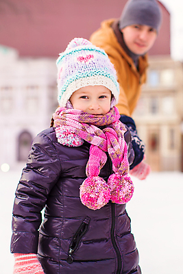 포토 JPG 해외이미지 주간 백인 라이프스타일 여자 남자 딸 행복 어린이 겨울 가족 미소 웃음 사람 소녀 상반신 성인 야외 두명 아웃포커스 얼음 스케이트 스케이팅 잡기 아빠 겨울옷 부녀 겨울풍경 해외202004 해외포토 자연요소 서양인 옷 계절 감정 스포츠용품 관계 모션 겨울스포츠 촬영기법 표정 풍경 생활 파일형식 이미지허브