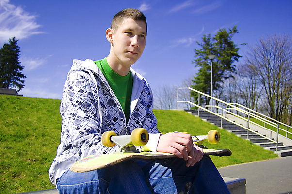 포토 JPG 해외이미지 백인 학생 라이프스타일 남자 행복 신체 한명 앉기 소년 야외 10대 도시 스케이트보드 해외202004 해외포토 서양인 1 감정 어린이 모션 청소년 사람 생활 보드_스포츠 파일형식 이미지허브