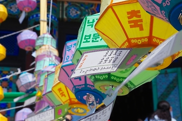 포토 JPG 주간 전통 기념일 불교 종교용품 기와 사람없음 야외 담장 부처님오신날 기도 불교용품 연등 전통축제 국내포토 자연요소 종교 이벤트 축제 등불 파일형식