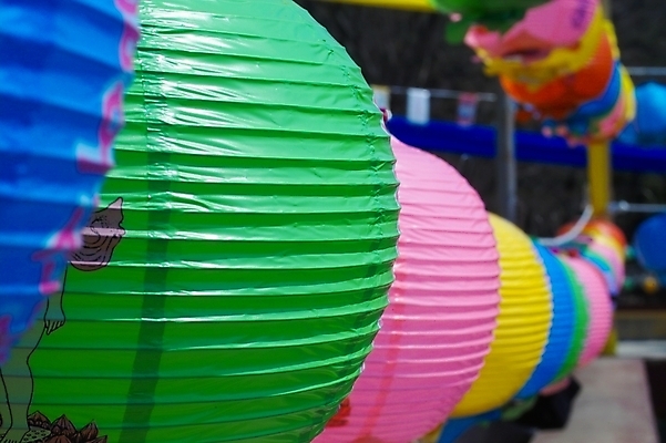 포토 JPG 주간 전통 종교 불교 종교용품 기와 사람없음 야외 담장 부처님오신날 기도 불교용품 연등 전통축제 국내포토 자연요소 기념일 축제 등불 파일형식