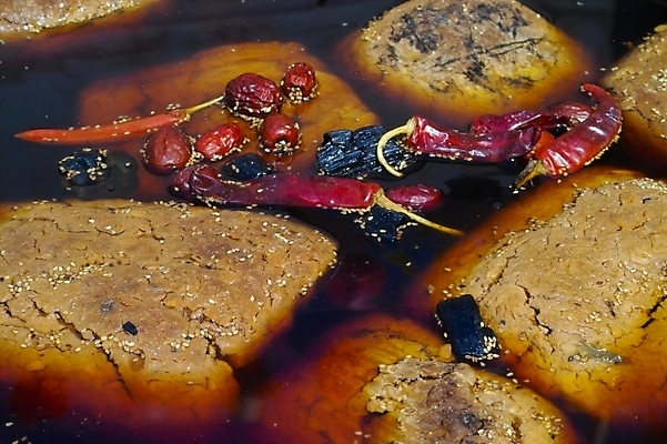 포토 JPG 한국문화 한국전통 한식 식재료 고추 콩 사람없음 전통음식 항아리 양념 된장 장 간장 대추 발효 숯 메주 발효음식 국내포토 동양문화 전통 음식 채소 곡류 한국 도자기 파일형식