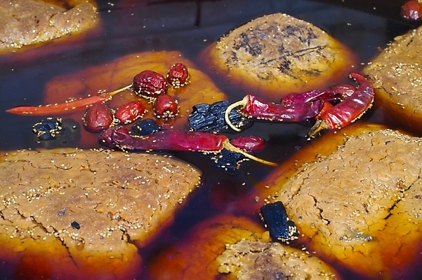 포토 JPG 한국문화 한국전통 한식 음식 식재료 고추 콩 사람없음 전통음식 항아리 양념 된장 장 간장 대추 발효 숯 메주 발효음식 국내포토 동양문화 전통 채소 곡류 한국 도자기 파일형식