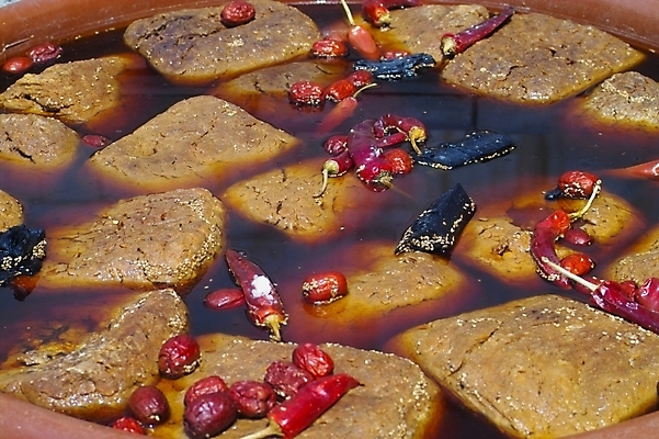 포토 JPG 한국문화 한국전통 한식 음식 식재료 고추 콩 사람없음 전통음식 항아리 양념 된장 장 간장 대추 발효 숯 메주 발효음식 국내포토 동양문화 전통 채소 곡류 한국 도자기 파일형식