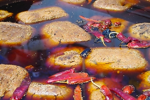 포토 JPG 한국문화 한국전통 한식 음식 식재료 고추 콩 사람없음 전통음식 항아리 양념 된장 장 간장 발효 숯 메주 발효음식 국내포토 동양문화 전통 채소 곡류 한국 도자기 파일형식