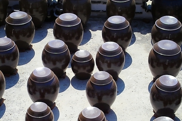 포토 JPG 주간 전통 그릇 생활용품 사람없음 야외 항아리 보관함 보문사 석모도 국내포토 자연요소 식기 사찰 도자기 오브젝트 강화도 파일형식