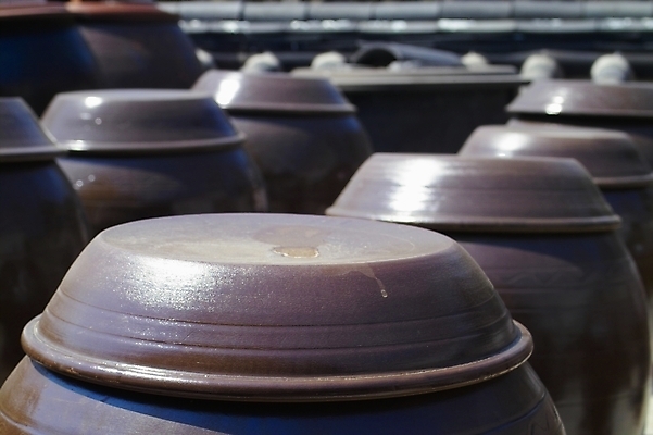 포토 JPG 주간 전통 그릇 생활용품 사람없음 야외 항아리 보관함 보문사 석모도 국내포토 자연요소 식기 사찰 도자기 오브젝트 강화도 파일형식