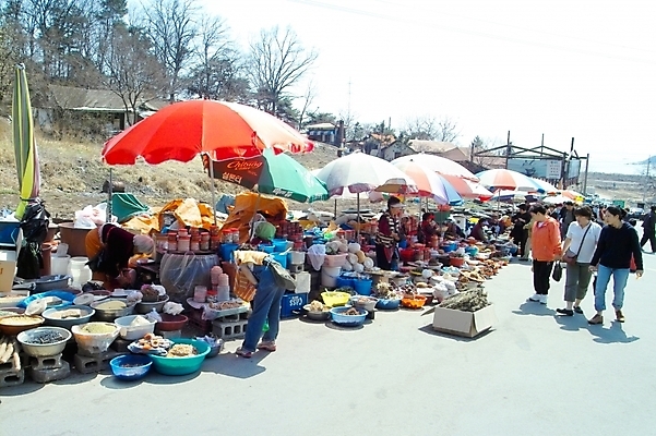 포토 JPG 주간 사람 풍경 여러명 야외 마을 도시 파라솔 시장 장 상인 구경 장사 재래시장 석모도 국내포토 자연요소 다수 상업 파일형식
