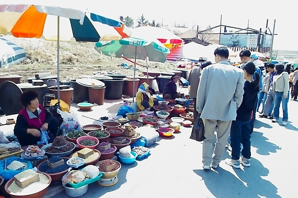 포토 JPG 주간 사람 풍경 여러명 야외 마을 도시 파라솔 시장 장 상인 구경 장사 재래시장 석모도 국내포토 자연요소 다수 상업 파일형식