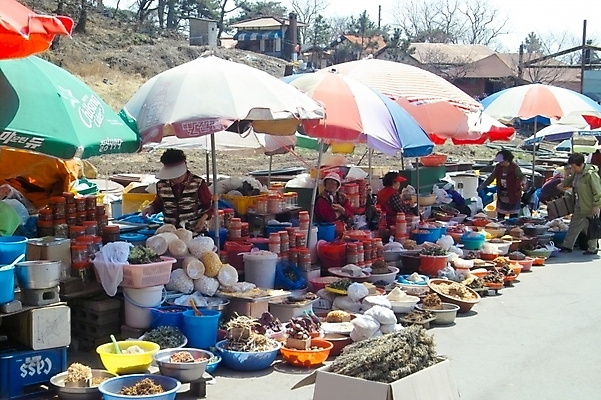 포토 JPG 주간 사람 풍경 여러명 야외 마을 도시 파라솔 시장 장 상인 장사 재래시장 석모도 국내포토 자연요소 다수 상업 파일형식
