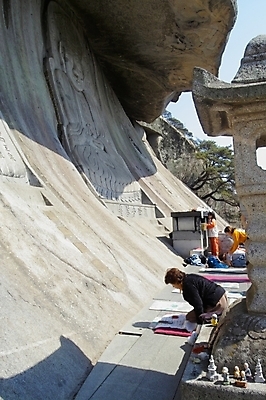 포토 JPG 주간 종교 벽 불교 종교용품 사람 야외 기도 불상 불교용품 보문사 석모도 좌불 국내포토 자연요소 사찰 강화도 파일형식