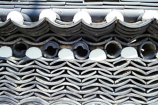 포토 JPG 주간 전통 건축 백그라운드 기와 사람없음 야외 담장 보문사 석모도 기와담장 국내포토 자연요소 사찰 강화도 파일형식