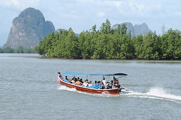 포토 JPG 주간 구름 아시아 바다 섬 여행 교통 수상교통 자연 하늘 풍경 사람없음 야외 관광지 운송업 수상버스 팡아만 피피섬 선박 국내포토 자연요소 나라 산업 교통수단 태국 버스 국립공원 생태계 파일형식