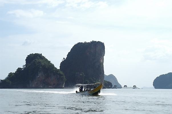 포토 JPG 주간 구름 산업 아시아 바다 섬 여행 교통 수상교통 하늘 야외 관광지 마을 운송업 보트 수상버스 팡아만 피피섬 선박 국내포토 자연요소 나라 교통수단 배_교통 태국 버스 국립공원 파일형식