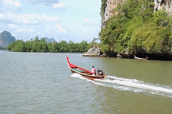포토 JPG 주간 구름 아시아 교통수단 바다 섬 여행 교통 수상교통 하늘 사람 야외 여름 레포츠 관광지 마을 운송업 보트 모터보트 팡아만 피피섬 선박 국내포토 자연요소 계절 나라 산업 배_교통 태국 레저 국립공원 파일형식
