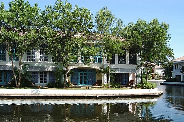 포토 JPG 주간 나무 식물 건축물 건축 호수 백그라운드 자연 하늘 호텔 주택 풍경 사람없음 야외 건물 휴양지 인공호수 국내포토 자연요소 숙소 장소 생태계 파일형식