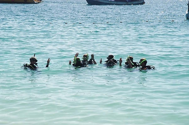 포토 JPG 주간 남자 바다 태국 레저 사람 여러명 야외 레포츠 수상스포츠 스노클링 잠수부 스쿠버다이빙 스쿠버다이빙용품 남자만 국내포토 자연요소 아시아 스포츠용품 스포츠 다수 전문직 파일형식