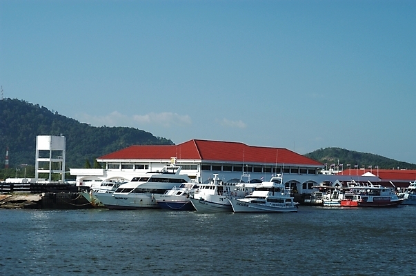 포토 JPG 주간 건축물 사계절 계절 건축 아시아 바다 교통 수상교통 해외건축 자연 하늘 산 풍경 사람없음 야외 건물 여름 보트 크루즈 모터보트 선박 국내포토 자연요소 해외 나라 교통수단 배_교통 생태계 파일형식