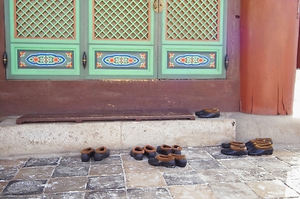 포토 JPG 주간 전통 시설물 건축 종교 신발 고건축 겨울 불교 한국건축 종교건축 한국 사람없음 야외 문 동양건축 사찰 털신 국내포토 자연요소 건축물 계절 아시아 파일형식 동양