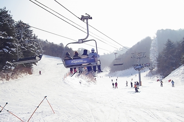 포토 JPG 주간 웰빙 여자 남자 스포츠 겨울 레저 스키 겨울스포츠 스키장 사람 여러명 야외 레포츠 눈 리프트 용평 용평스키장 국내포토 자연요소 계절 다수 날씨 평창 파일형식