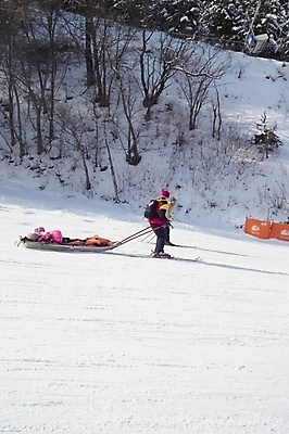 포토 JPG 주간 웰빙 남자 스포츠 겨울 레저 스키 겨울스포츠 스키장 한국 한명 사람 20대 성인 야외 레포츠 전통놀이 눈 운반 썰매 썰매타기 부상자 안전요원 용평 용평스키장 남자만 남자한명만 성인남자만 청년만 청년남자만 청년남자한명만 성인한명만 성인남자한명만 성인만 국내포토 자연요소 1 전통 계절 아시아 놀이 날씨 청년 상처 평창 파일형식