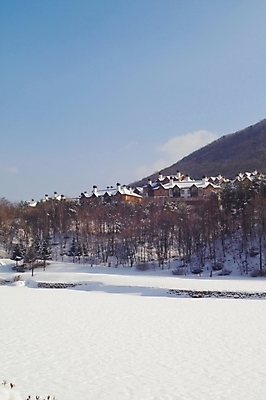 포토 JPG 주간 식물 건축물 사계절 계절 건축 백그라운드 설경 겨울 자연현상 자연 산 주택 풍경 사람없음 야외 건물 눈 별장 콘도 국내포토 자연요소 숙소 날씨 생태계 파일형식