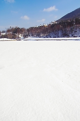 포토 JPG 주간 식물 건축물 사계절 계절 건축 백그라운드 설경 겨울 자연현상 자연 하늘 산 주택 눈꽃 풍경 사람없음 야외 건물 눈 별장 콘도 국내포토 자연요소 숙소 날씨 눈_날씨 생태계 파일형식