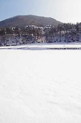 포토 JPG 주간 식물 건축물 사계절 계절 건축 백그라운드 설경 겨울 자연현상 자연 산 주택 눈꽃 풍경 사람없음 야외 건물 눈 별장 콘도 국내포토 자연요소 숙소 날씨 눈_날씨 생태계 파일형식