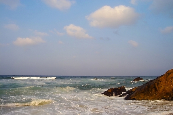 포토 JPG 주간 구름 파도 바다 백그라운드 겨울 자연 하늘 풍경 해변 사람없음 야외 동해 정동진 국내포토 자연요소 계절 한국 생태계 강릉 파일형식