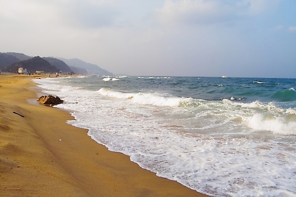 포토 JPG 주간 구름 모래 파도 바다 백그라운드 겨울 자연 하늘 풍경 해변 사람없음 야외 동해 정동진 입동 국내포토 자연요소 계절 한국 절기 생태계 강릉 파일형식