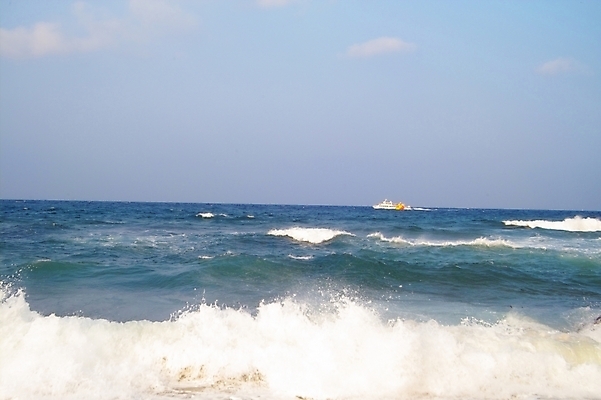 포토 JPG 주간 구름 사계절 계절 파도 바다 백그라운드 겨울 자연 하늘 풍경 해변 사람없음 야외 동해 정동진 선박 국내포토 자연요소 수상교통 한국 생태계 강릉 파일형식