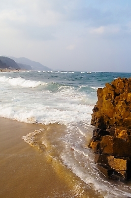 포토 JPG 주간 구름 파도 바다 백그라운드 겨울 자연 하늘 풍경 해변 사람없음 야외 돌_바위 바위 동해 정동진 국내포토 자연요소 계절 한국 생태계 강릉 파일형식