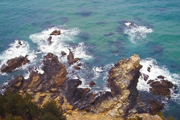 포토 JPG 주간 구름 파도 바다 섬 백그라운드 겨울 자연 하늘 풍경 사람없음 야외 하이앵글 절벽 동해 정동진 국내포토 자연요소 계절 뷰포인트 한국 생태계 강릉 파일형식