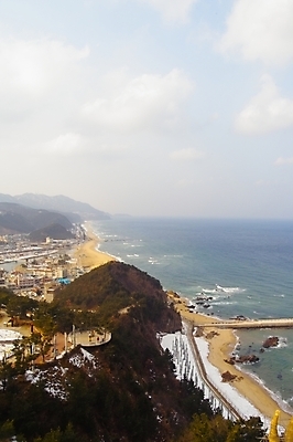 포토 JPG 주간 구름 파도 바다 섬 백그라운드 겨울 자연 하늘 풍경 해변 사람없음 야외 하이앵글 동해 정동진 국내포토 자연요소 계절 뷰포인트 한국 생태계 강릉 파일형식