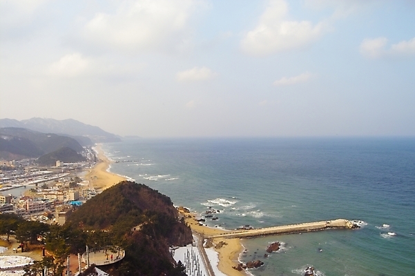 포토 JPG 주간 구름 파도 바다 섬 백그라운드 겨울 자연 하늘 풍경 해변 사람없음 야외 하이앵글 동해 정동진 국내포토 자연요소 계절 뷰포인트 한국 생태계 강릉 파일형식