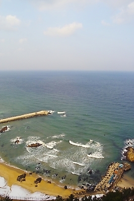 포토 JPG 주간 구름 파도 바다 섬 백그라운드 겨울 자연 하늘 풍경 해변 사람없음 야외 하이앵글 항구 동해 정동진 국내포토 자연요소 계절 뷰포인트 교통시설 한국 생태계 강릉 파일형식