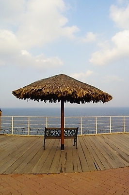 포토 JPG 주간 구름 웰빙 바다 여행 생활용품 백그라운드 겨울 벤치 자연 하늘 휴가 풍경 사람없음 야외 울타리 놀이용품 파라솔 해수욕 동해 정동진 국내포토 자연요소 계절 의자 한국 담장 오브젝트 생태계 강릉 파일형식